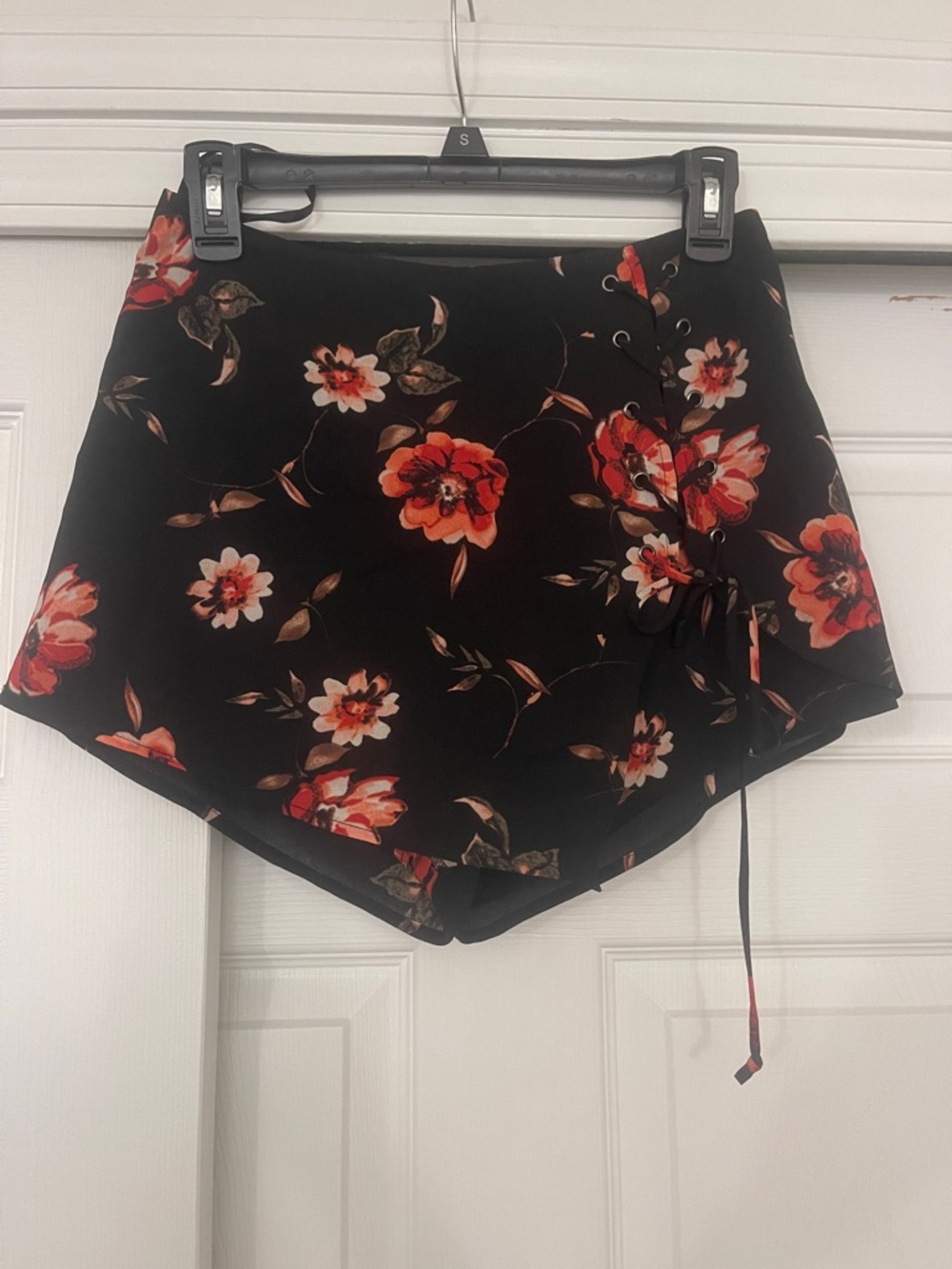 Floral Lace-Up High-Waist Skort - Black with Red Floral